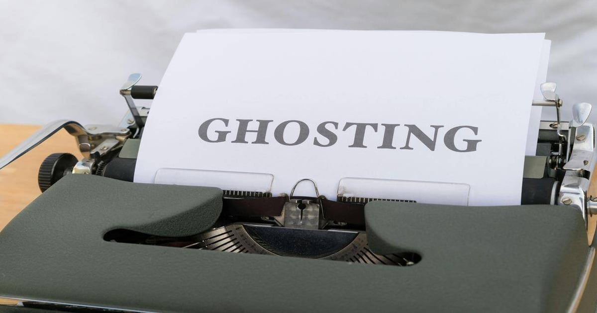 Typewriter with "GHOSTING" text on paper, symbolizing ghosting effects in digital displays.