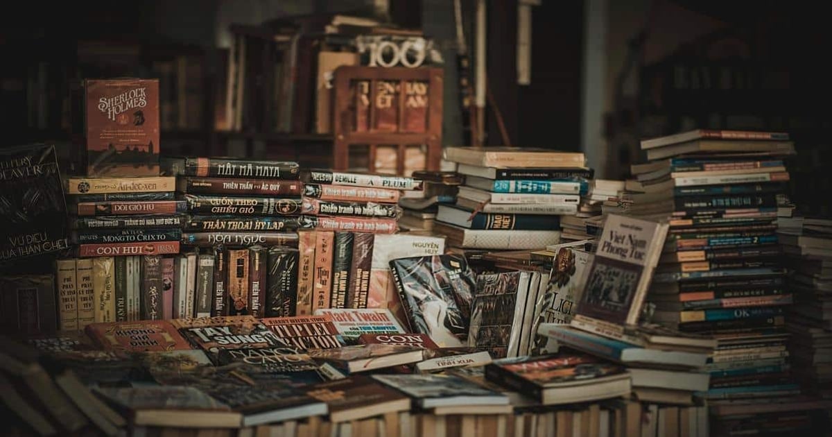 Books and reading materials on a cluttered table for writing and word counting.